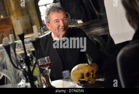 Sänger Ian Gillan sitzt während der Dreharbeiten für das Video für den Song "Vincent Price" im neu eröffneten Theater für Horror zeigt Berlin Dungeon, in Berlin, Deutschland, 27. April 2013. Foto: BRITTA PEDERSEN Stockfoto