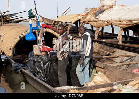 Malische Fischer verkaufen Fisch vom Fischerboot, Fischmarkt am frühen Morgen, Mopti am Fluss Niger, Mali Stockfoto