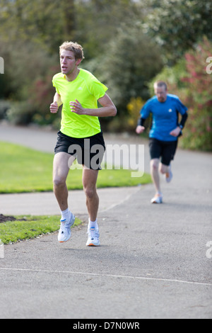 Läufer, die Teilnahme an den wöchentlichen Parkrun in Barrow Park Stockfoto