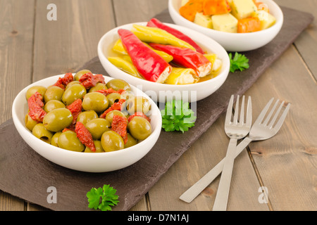 Tapas - Oliven und getrockneten Tomaten, gefüllte Chilis & Käse. Stockfoto