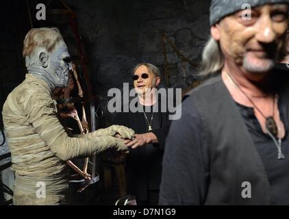 Percussionist Ian Paice (C) und Bassist Roger Glover (R) von der britischen Band Deep Purple spielt eine Wachsfigur während der Dreharbeiten für das Video für den Song "Vincent Price" aus dem aktuellen Album "jetzt was?" im neu eröffneten Theater für Horror-Shows, Berlin Dungeon, in Berlin, Deutschland, 27. April 2013. Foto: BRITTA PEDERSEN Stockfoto