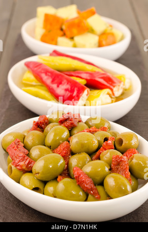 Tapas - Oliven und getrockneten Tomaten, gefüllte Chilis & Käse. Stockfoto