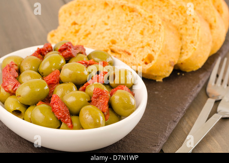 Tapas - Oliven & sonnengetrocknete Tomaten mit mediterranem Brot Stockfoto