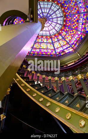 Louisiana, Baton Rouge. Louisiana Old State Capitol, ca. 1847. Innere Wendeltreppe mit Glasmalerei. Stockfoto