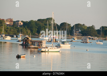 Massachusetts, Woods Hole. Idyllischen Hafen von Woods Hole und Hausboot. Stockfoto