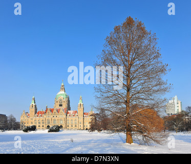 Winter und Schnee Winter, neue Rathaus in Hannover mit Maschpark im Winter, Niedersachsen, Deutschland Stockfoto
