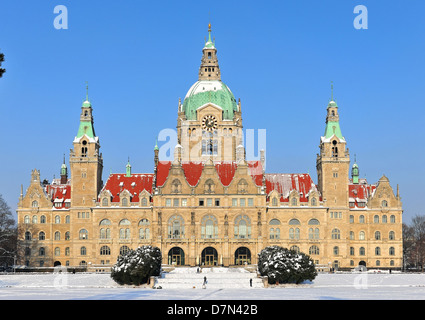 Winter und Schnee Winter, neue Rathaus in Hannover mit Maschpark im Winter, Niedersachsen, Deutschland Stockfoto