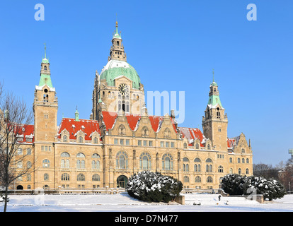 Winter und Schnee Winter, neue Rathaus in Hannover mit Maschpark im Winter, Niedersachsen, Deutschland Stockfoto