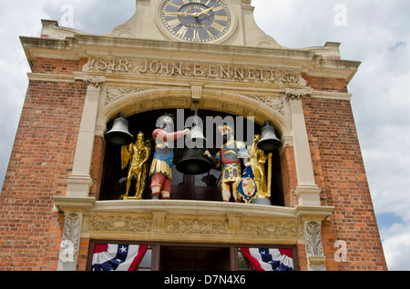 Michigan, Wyandotte. Greenfield Village. Main Street, Sir John Bennett Clock Tower und Glockenspiel. Stockfoto