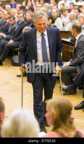 Ehemalige polnische Präsident Aleksander Kwasniewski geht mit Krücken zum Podium bei einer Veranstaltung an der Universität in Warschau, Polen, 10. Mai 2013. Steinbrück reiste nach Polen zu politischen Gesprächen. Foto: Hannibal Stockfoto