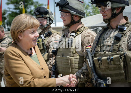 Sterben Sie die Deutsche Bundeskanzlerin Angela Merkel am 10.05.2013 Im Feldlager in Kundus in Afghanistan Beim Gespräch Mit Soldaten. Foto: Bundesregierung/Ole Krünkelfeld Stockfoto