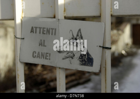 Attenti al Cane - Beware of Dog Zeichen. Oulx, Italien. 2006 Winterspiele Olympische, Torino. 02/2006 © Mak Stockfoto