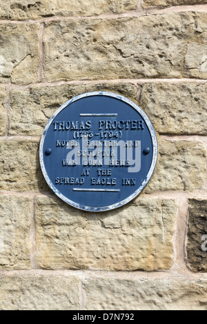 Blaue Plakette für Thomas Procter, Maler und Bildhauer, an der Wand des ehemaligen Spread Eagle Inn in Settle, North Yorkshire. Stockfoto