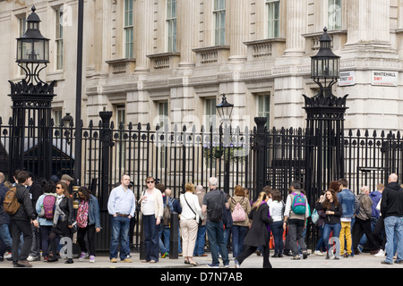 Menschenmengen sammeln außerhalb 10 Downing Street London bekannte Adresse Stockfoto