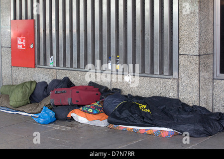Obdachlose auf den Straßen von London England eingepackt gegen die Kälte in Schlafsäcken schlafen Stockfoto