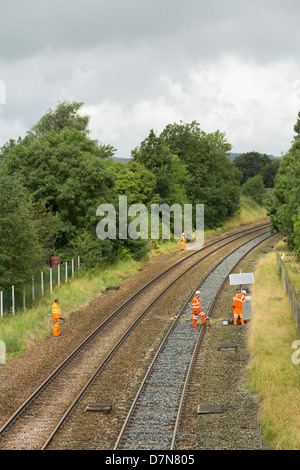 Network Rail Wartungspersonal an streckenseitigen Ausrüstung auf der Settle Carlisle Railway in der Nähe von langen Preston arbeiten. Stockfoto