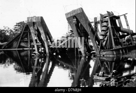 Der Chagres River in Panama war der Ort großer Baggerarbeiten, um beim Bau des Panamakanals zu helfen. Diese Fotografie aus dem Jahr 1911-1912 zeigt Leiterbagger, die bei der Ausgrabung verwendet wurden, ein wesentlicher Bestandteil des Kanalbaus. Stockfoto