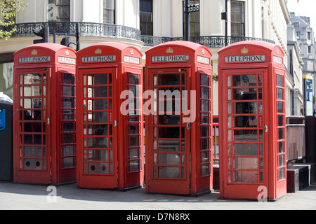 Vier rote öffentliche Telefonzellen auf den Straßen von London England Stockfoto