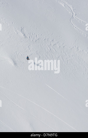 Snowboarder machen einen grab Stockfoto