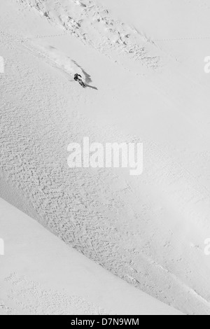 Skifahrer machen Pulver Fliege Stockfoto