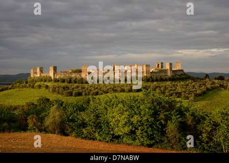 Monteriggioni ist eine mittelalterliche ummauerte Stadt, befindet sich auf einem natürlichen Hügel, Stockfoto