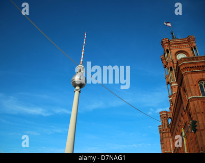 Rathaus "Rathaus" in Berlin, gebaut von Hermann Friedrich Wäsemann, neben dem Fernsehturm "Fernsehturm" Stockfoto