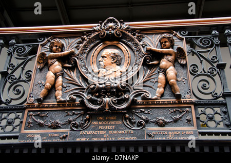 New York, Troy. Das historische Gebäude Frear. Vintage Treppe mit reich verzierten schmiedeeisernen Geländer. Stockfoto