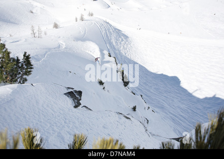 Snowboarder machen die Schnee fliegen Stockfoto