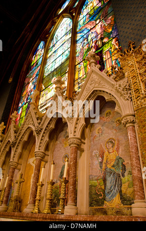New York, Troy. St. Pauls Episcopal Church, ca. 1827. Tiffany-Glas-Fenster, um 1890, Rahmen für historische Mosaik Altar. Stockfoto