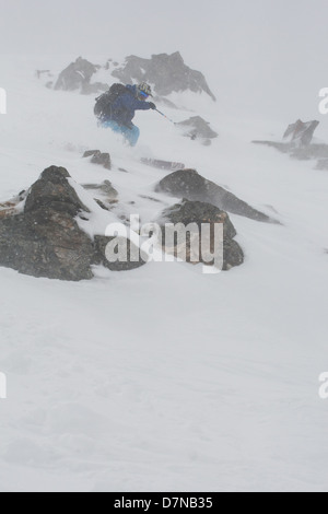 Skifahrer Spaß noch im Nebel Stockfoto
