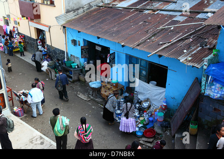 Shop Verkauf von Töpfen und Pfannen auf dem Straßenmarkt, Coroico, Nor Yungas Provinz, Bolivien Stockfoto