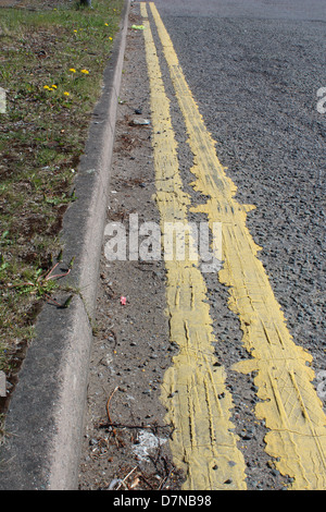 Doppelte gelbe Linien und Bordsteinkante Stockfoto