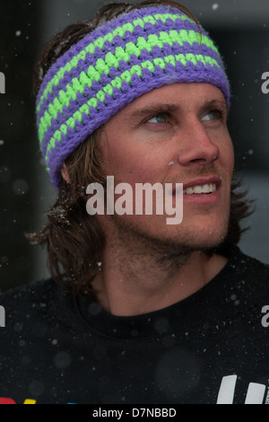 Man blickte, während es schneit Stockfoto