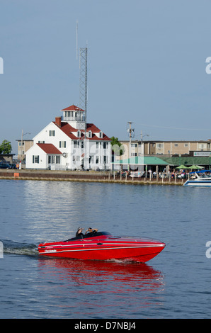 New York, Ontario-See, Rochester. Rochester-Hafen mit der roten und weißen US Coast Guard Station in der Ferne. Stockfoto