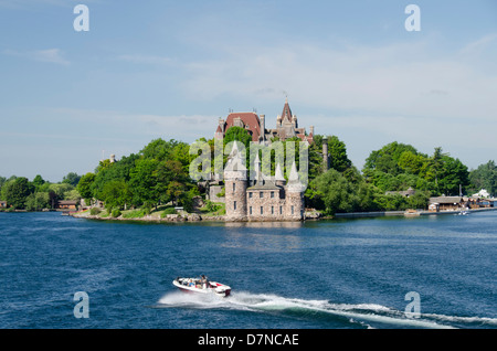 New York, St. Lawrence Seaway, Thousand Islands. Boot vor historischen Boldt Castle auf Hart Island. Stockfoto