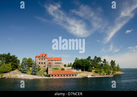 New York, St. Lawrence Seaway, Thousand Islands. Sänger-Burg auf dunkel Island. Stockfoto