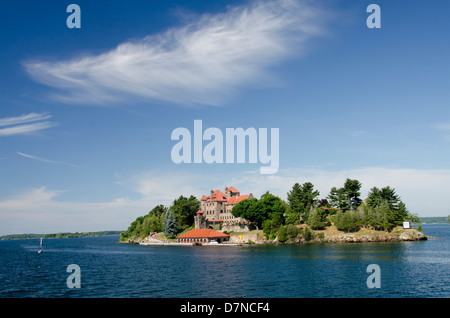 New York, St. Lawrence Seaway, Thousand Islands. Sänger-Burg auf dunkel Island. Stockfoto