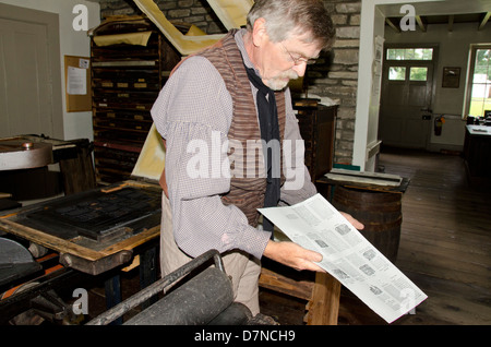 Cooperstown, New York Bauernmuseum. Kostümierte Arbeiter "Demonstration drucken. Bildung, Tourismus, oder nur zur redaktionellen Verwendung. Stockfoto
