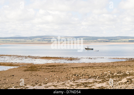 Lindisfarne - Holy Island, Northumberland, England - Nordsee und Boot Stockfoto