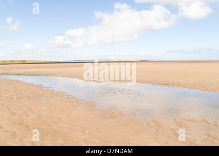 Lindisfarne aus dem Damm - Holy Island, Northumberland, England Stockfoto