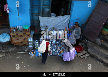 Shop Verkauf von Töpfen und Pfannen auf dem Straßenmarkt, Coroico, Nor Yungas Provinz, Bolivien Stockfoto