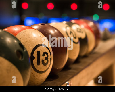 Retro-Stil-Bowling-Kugeln abgestochen und bereit um zu spielen auf der Kegelbahn Goodnight in Austin, Texas Stockfoto