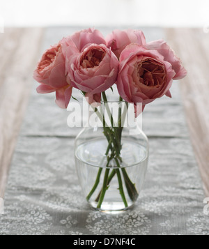 Rosa Pfingstrosen in einer vase Stockfoto