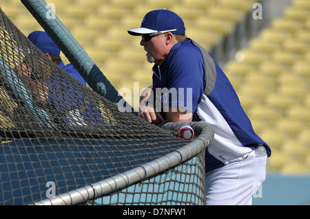 10. Mai 2013 Uhren - Los Angeles, CA, Vereinigte Staaten von Amerika - 10. Mai 2013 Los Angeles, CA. Los Angeles Dodgers batting Trainer Mark McGwire (12) mit der Wimper Praxis vor dem Hauptliga-Baseball-Spiel zwischen den Los Angeles Dodgers und das Miami Marlins im Dodger Stadium in Los Angeles, CA. David Hood/CSM. Stockfoto