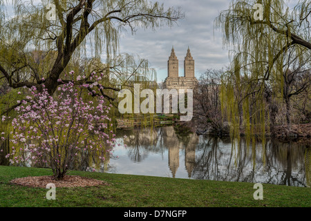 Central Park in New York City Blick über See im Frühling Stockfoto