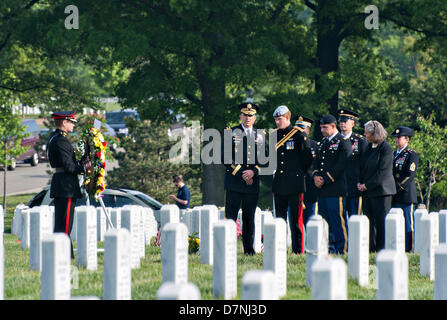 Seine königliche Hoheit Prinz Harry von Wales und US-Armee Generalmajor Michael Linnington achten auf Abschnitt 60 des Arlington National Cemetery 10. Mai 2013 in Arlington, VA. Abschnitt 60 ist die Grabstätten für US-Militärangehörige im globalen Krieg gegen den Terror seit 2001 getötet. Stockfoto