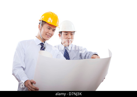 Der Osten Bauingenieure diskutieren Blaupause Stockfoto
