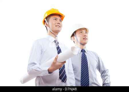 Zwei Techniker Porträt einen Schutzhelm tragen Stockfoto