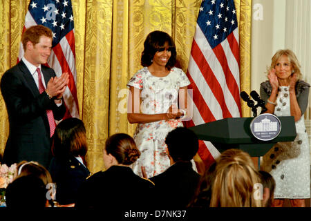 First Lady Michelle Obama mit Dr. Jill Biden und Großbritanniens Prinz Harry applaudieren Soldaten und deren Angehörige bei einem Beitritt Kräfte Mutters Tag Tee im East Room des weißen Hauses 9. Mai 2013 in Washington, DC. Stockfoto