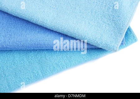 Drei blaue Handtücher isoliert auf weißem Hintergrund. Stockfoto